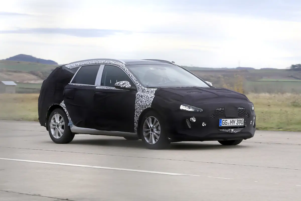 Nuova Hyundai i30 Station Wagon: le prime foto spia