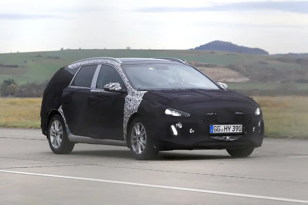Nuova Hyundai i30 Station Wagon: le prime foto spia (3)