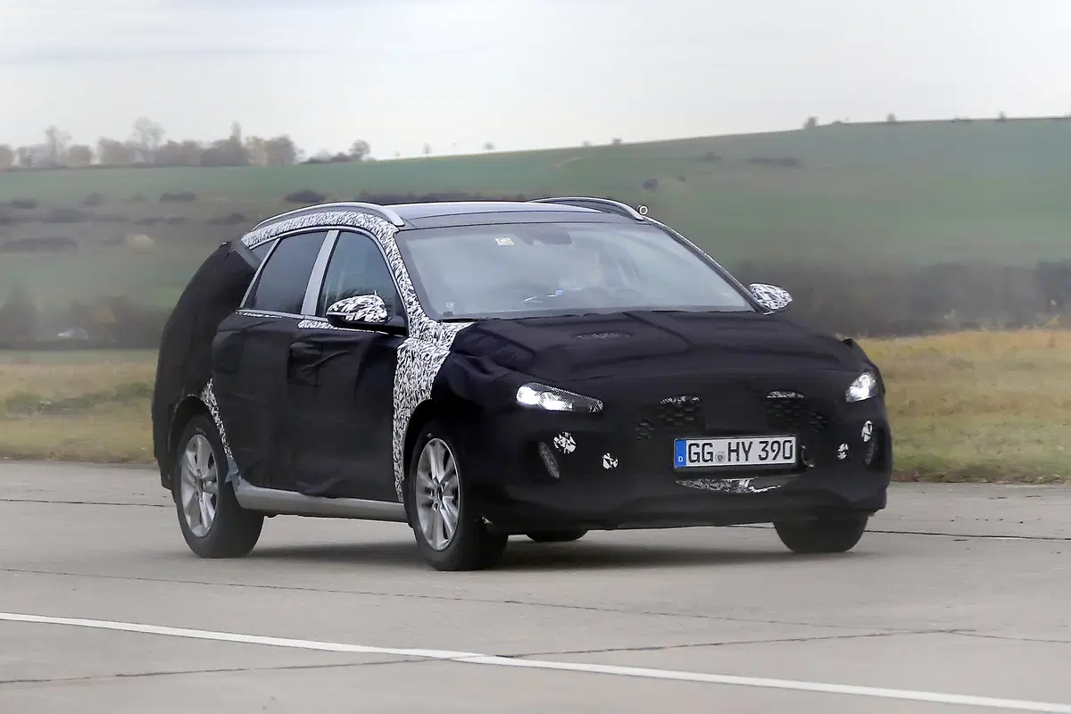 Nuova Hyundai i30 Station Wagon: le prime foto spia (2)
