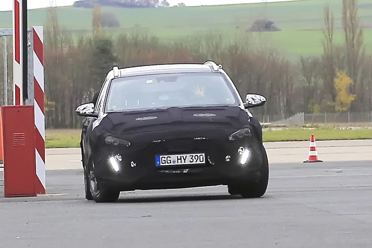 Nuova Hyundai i30 Station Wagon: le prime foto spia (4)