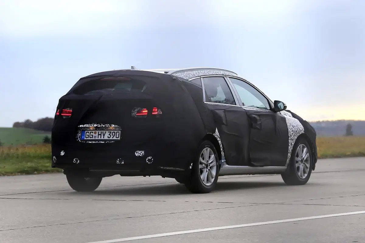 Nuova Hyundai i30 Station Wagon: le prime foto spia (5)