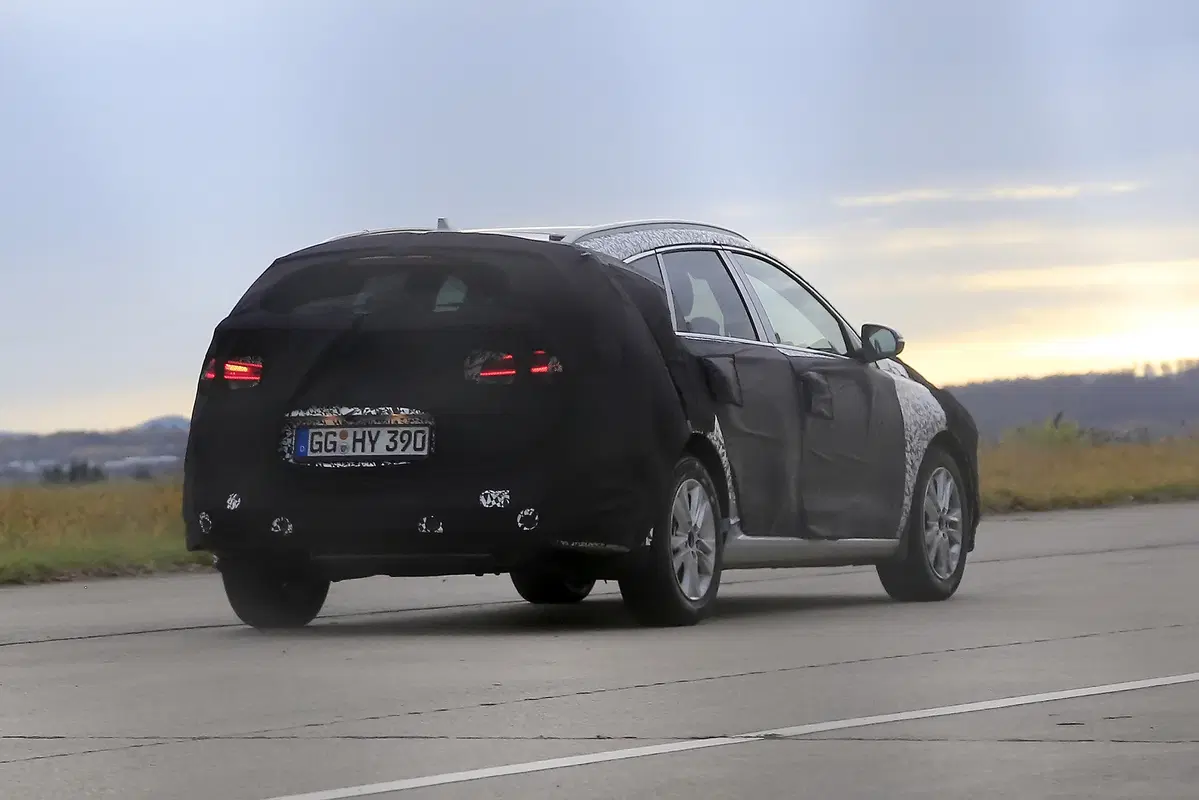 Nuova Hyundai i30 Station Wagon: le prime foto spia (6)