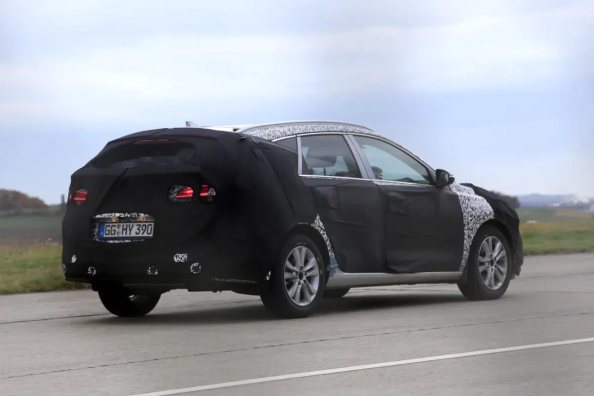 Nuova Hyundai i30 Station Wagon: le prime foto spia (8)