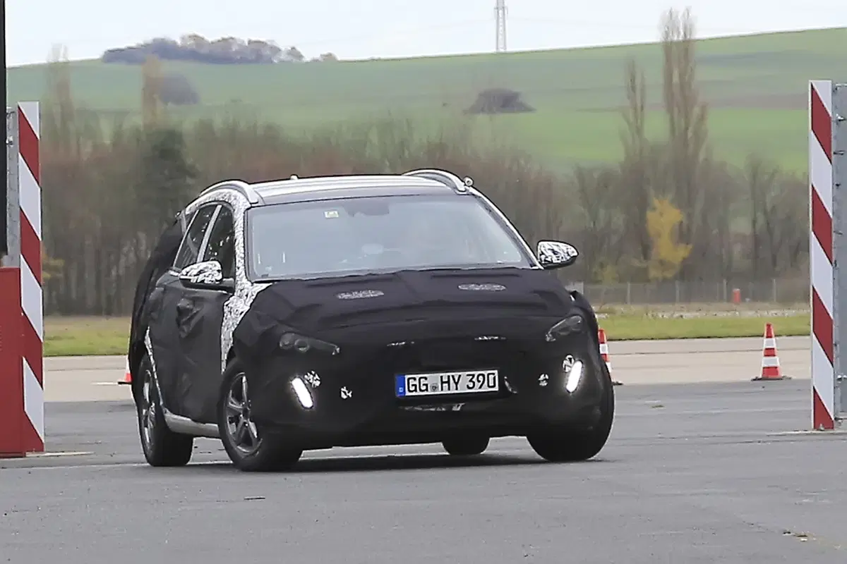 Nuova Hyundai i30 Station Wagon: le prime foto spia (7)