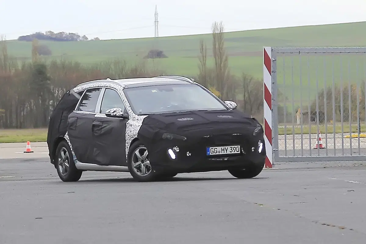 Nuova Hyundai i30 Station Wagon: le prime foto spia (9)