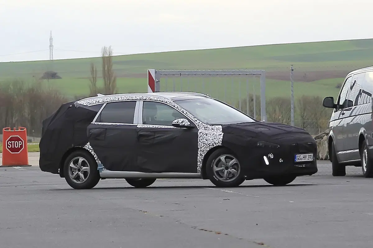 Nuova Hyundai i30 Station Wagon: le prime foto spia (10)