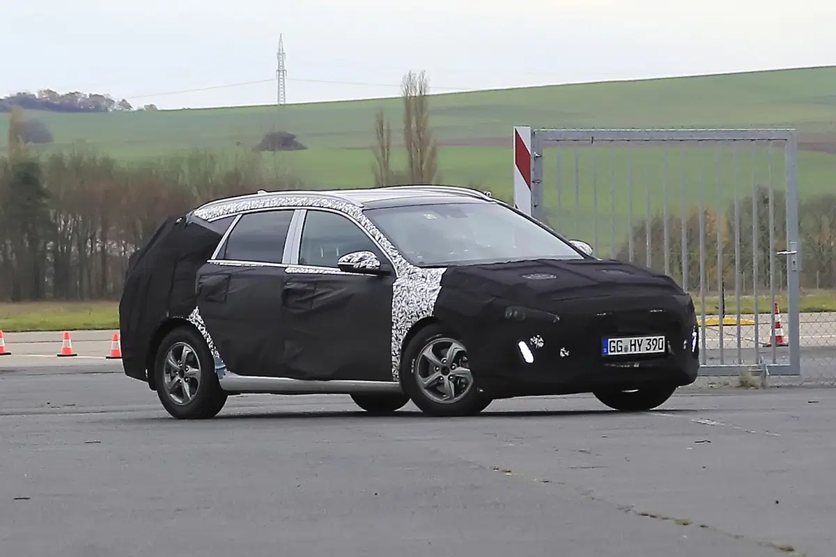 Nuova Hyundai i30 Station Wagon: le prime foto spia (11)