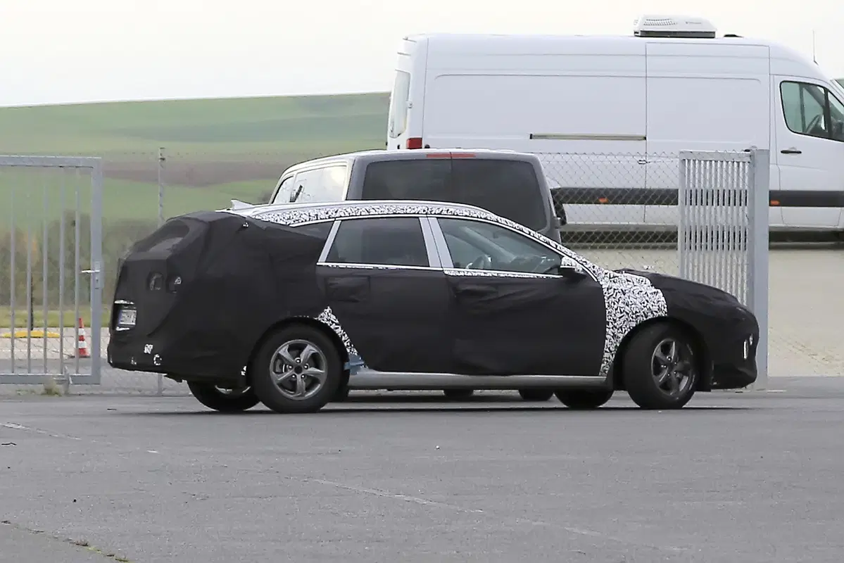 Nuova Hyundai i30 Station Wagon: le prime foto spia (12)