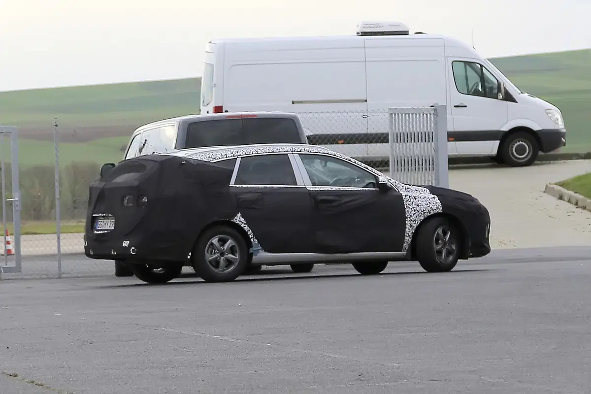 Nuova Hyundai i30 Station Wagon: le prime foto spia (13)