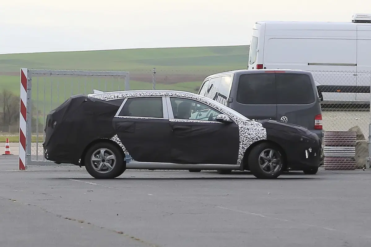 Nuova Hyundai i30 Station Wagon: le prime foto spia (14)