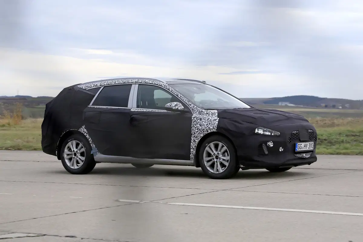 Nuova Hyundai i30 Station Wagon: le prime foto spia (17)