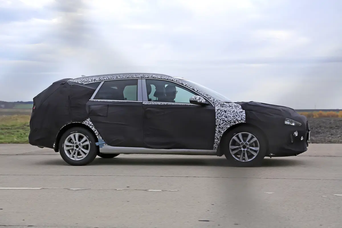 Nuova Hyundai i30 Station Wagon: le prime foto spia (18)