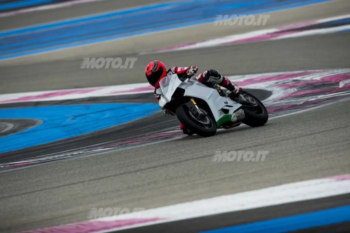 Schumacher, ancora in pista su due ruote (2)