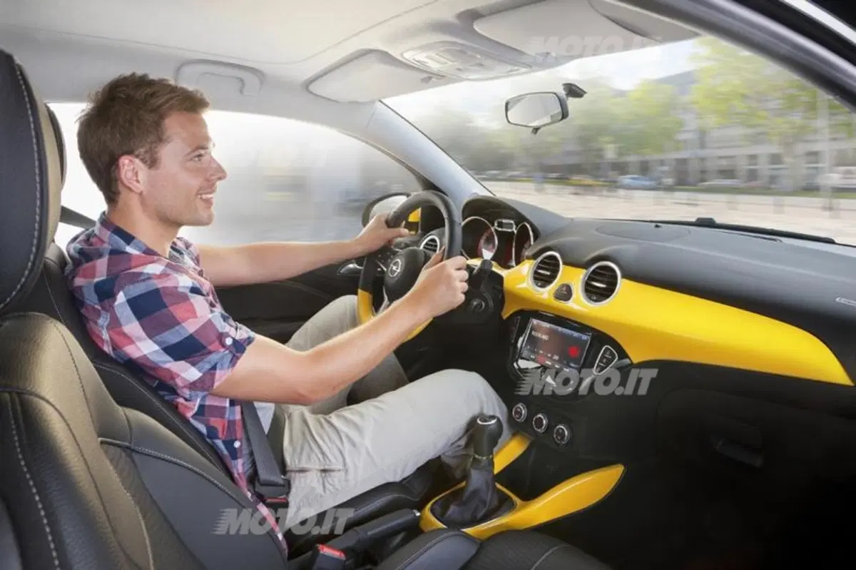 Opel Adam: ecco come funziona il sistema multimediale IntelliLink (10)