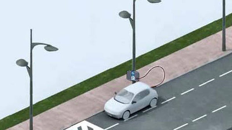 Auto elettrica: in Francia si ricarica dai lampioni
