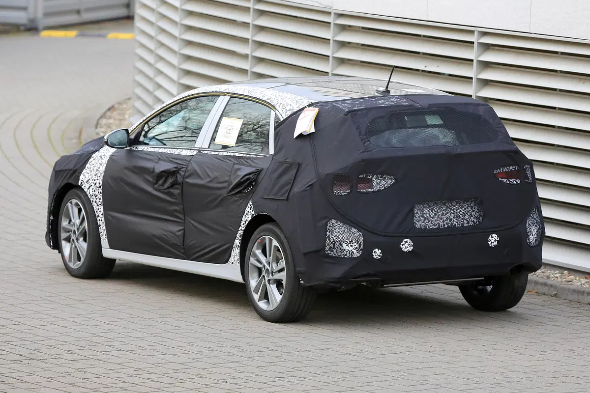 Nuova Kia Cee'd: la cugina della Hyundai i30 arriva nel 2018 (9)