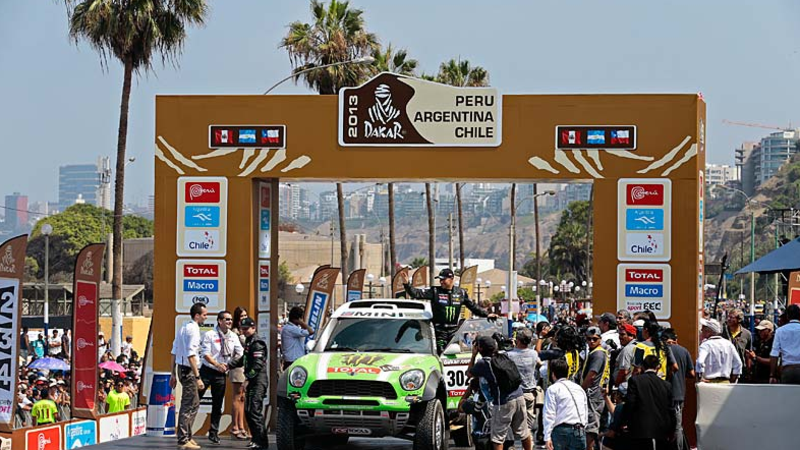 Dakar 2013, Tappa 2. Vincono Barreda (Husqvarna) e Peterhansel (Mini)