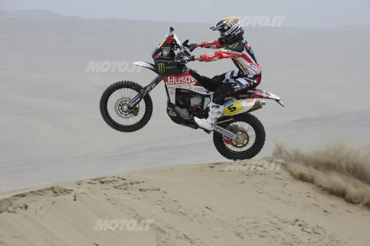 Dakar 2013, Tappa 4. Vincono Barreda (Husqvarna) e Al-Attiya (Red Bull Buggy)