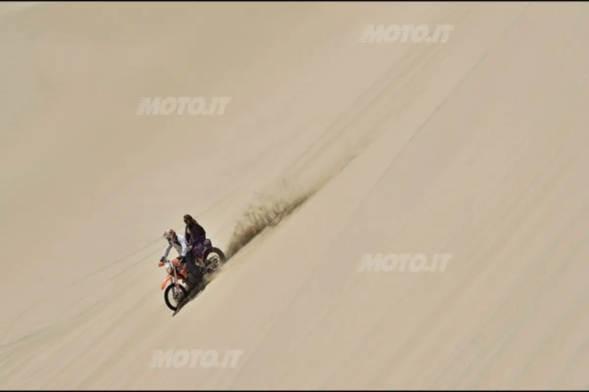 Dakar 2013, Tappa 4. Vincono Barreda (Husqvarna) e Al-Attiya (Red Bull Buggy) (5)