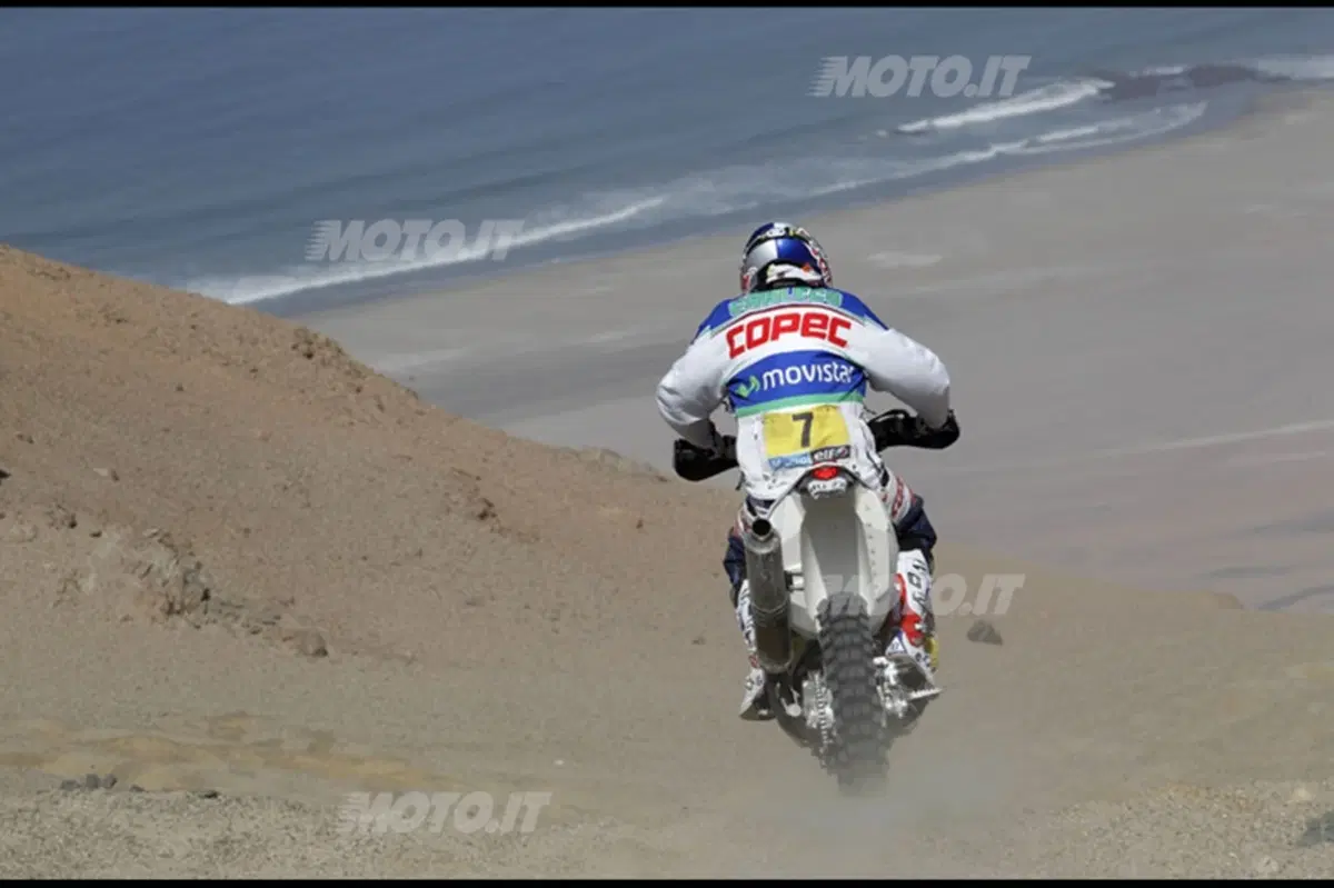 Dakar 2013, Tappa 4. Vincono Barreda (Husqvarna) e Al-Attiya (Red Bull Buggy) (7)