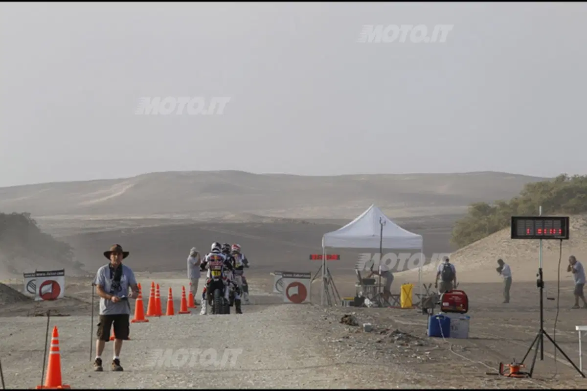 Dakar 2013, Tappa 4. Vincono Barreda (Husqvarna) e Al-Attiya (Red Bull Buggy) (11)