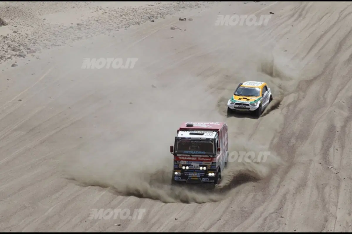 Dakar 2013, Tappa 4. Vincono Barreda (Husqvarna) e Al-Attiya (Red Bull Buggy) (15)