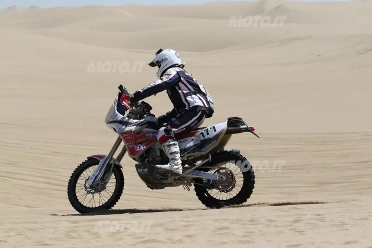 Dakar 2013, Tappa 4. Vincono Barreda (Husqvarna) e Al-Attiya (Red Bull Buggy) (19)