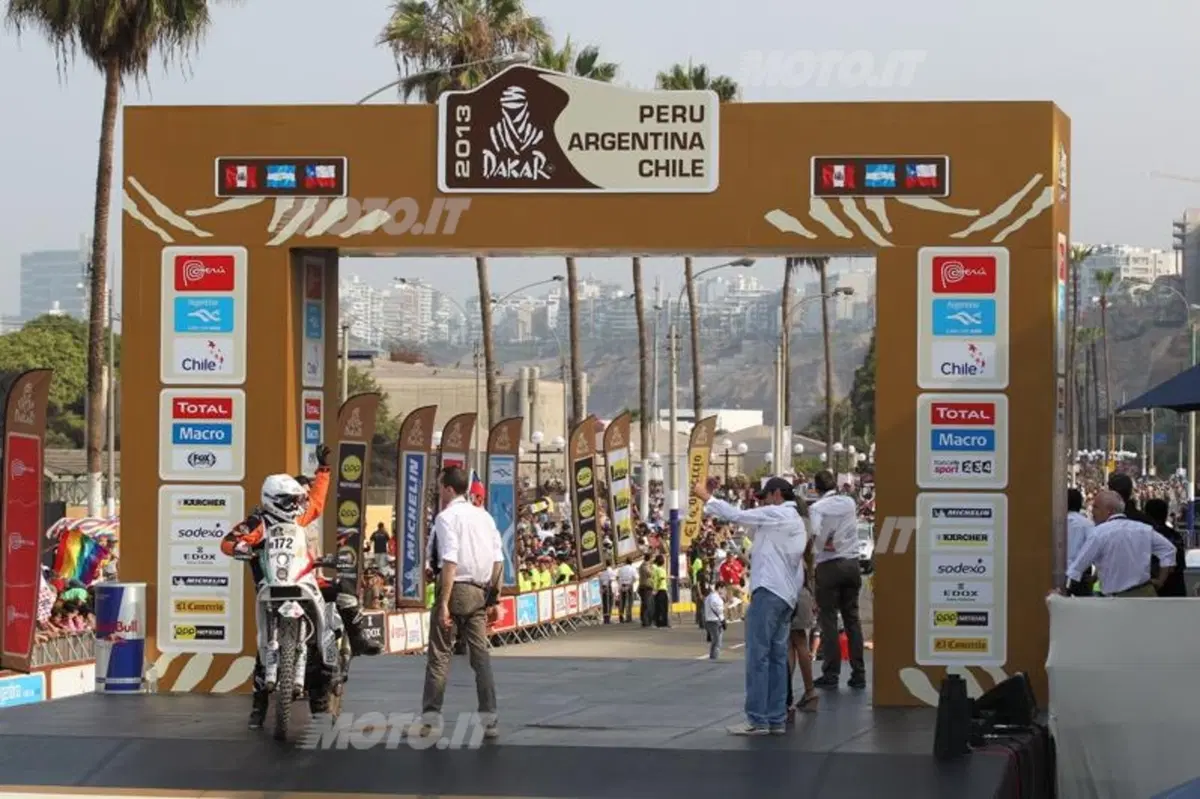 Dakar 2013, Tappa 4. Vincono Barreda (Husqvarna) e Al-Attiya (Red Bull Buggy) (24)