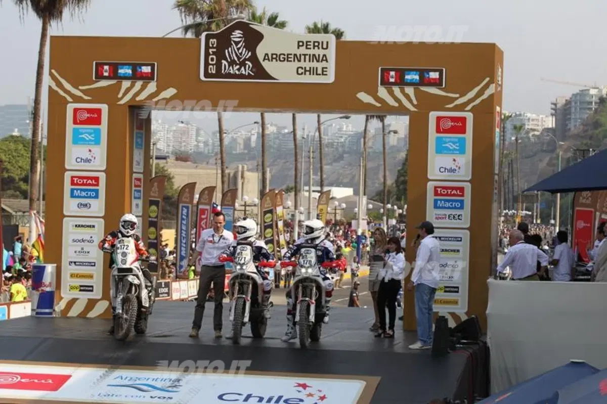 Dakar 2013, Tappa 4. Vincono Barreda (Husqvarna) e Al-Attiya (Red Bull Buggy) (47)