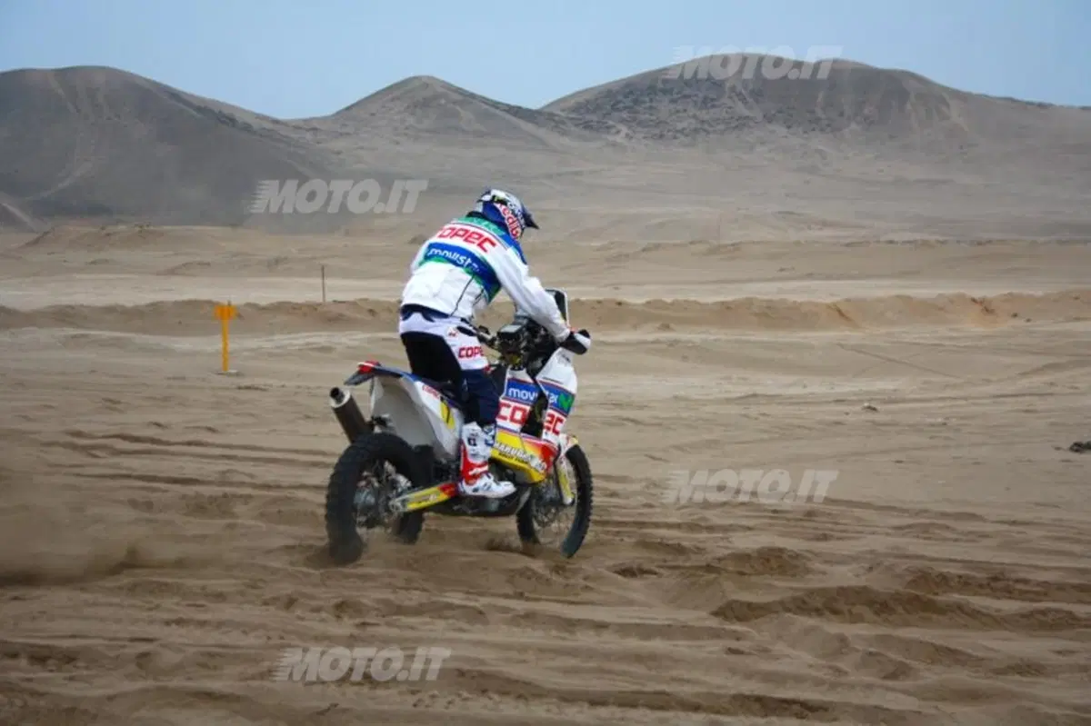 Dakar 2013, Tappa 4. Vincono Barreda (Husqvarna) e Al-Attiya (Red Bull Buggy) (52)