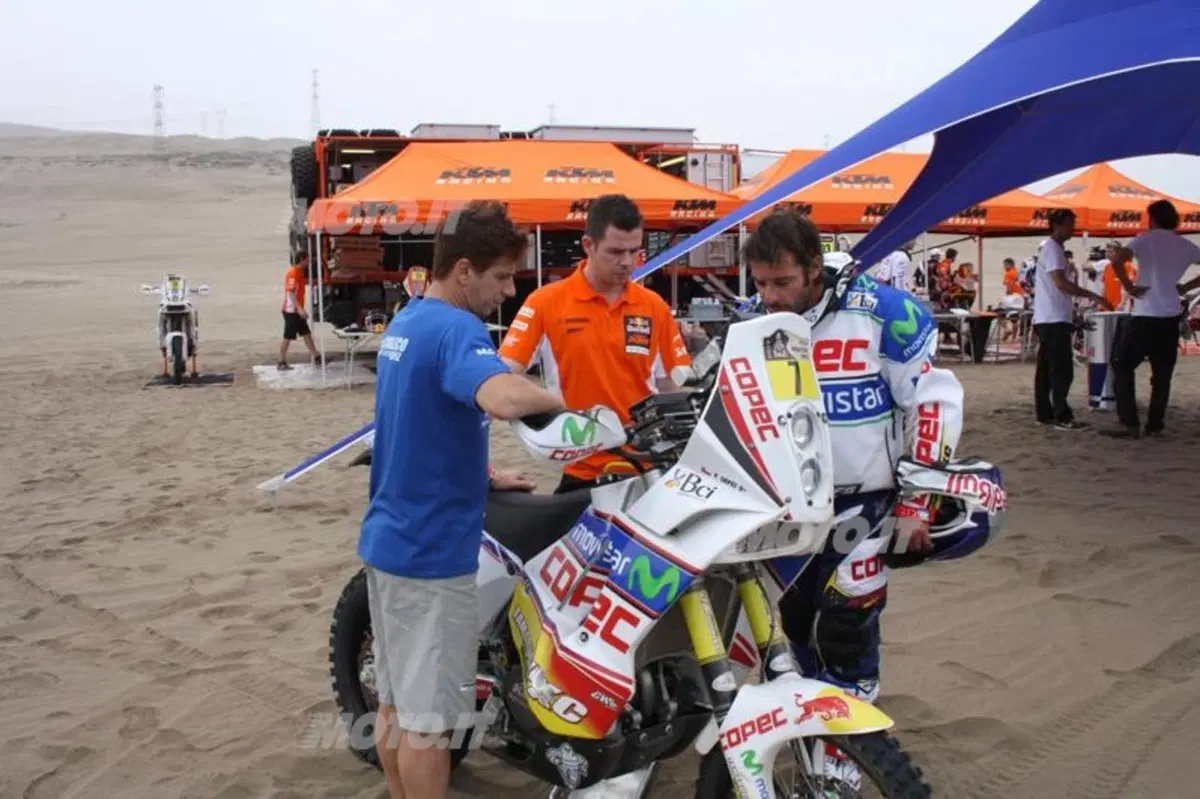 Dakar 2013, Tappa 4. Vincono Barreda (Husqvarna) e Al-Attiya (Red Bull Buggy) (62)