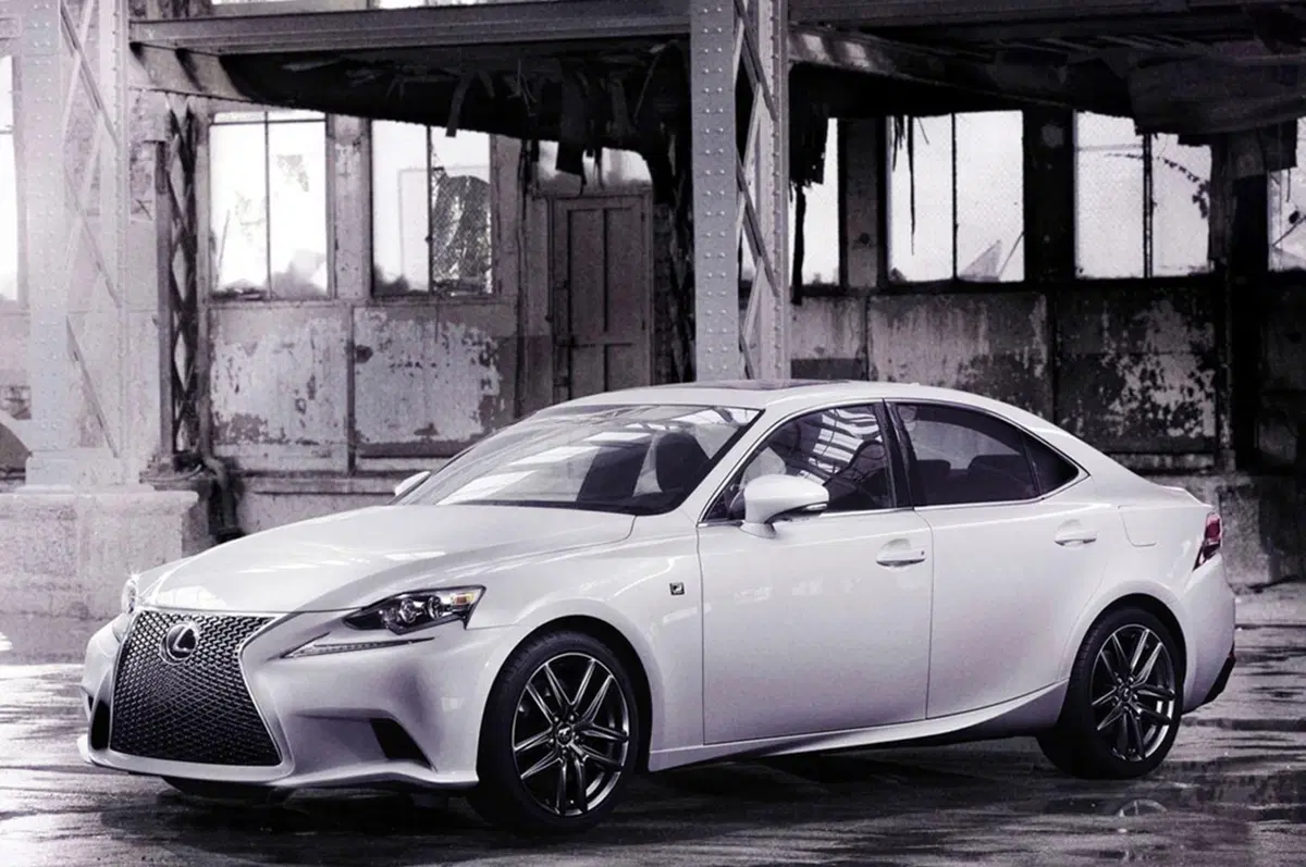 Nuova Lexus IS: le prime immagini ufficiali