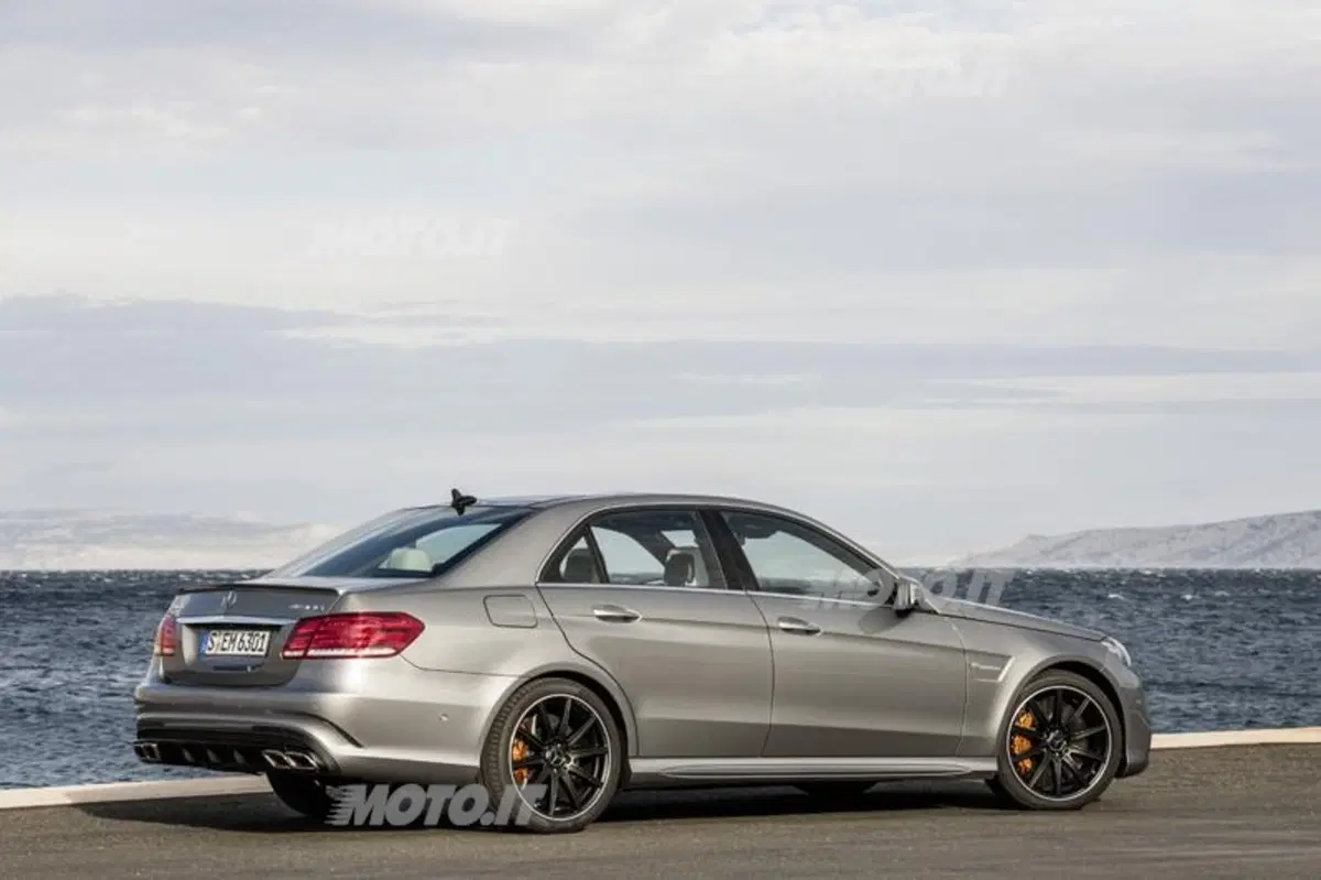Mercedes-Benz Classe E 63 AMG restyling: arrivano il modello S e la 4Matic (8)