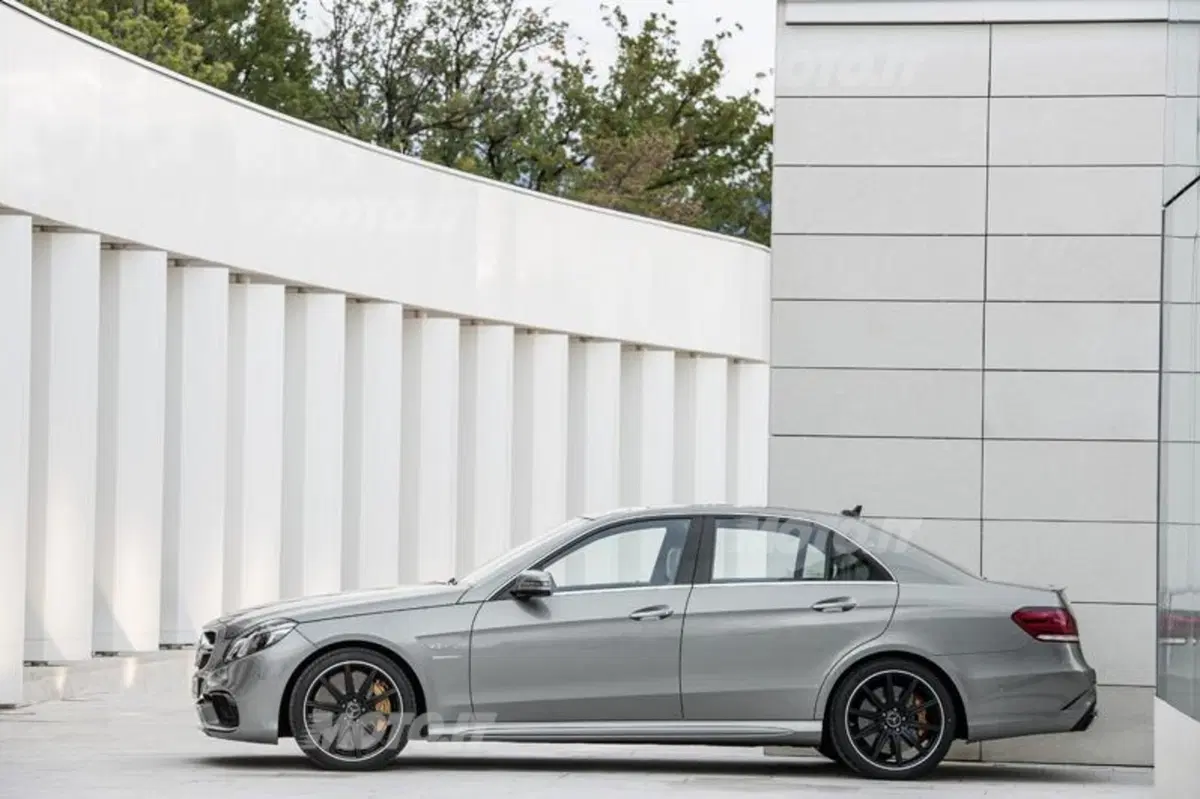 Mercedes-Benz Classe E 63 AMG restyling: arrivano il modello S e la 4Matic (10)