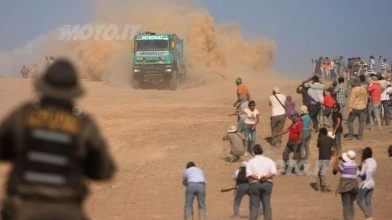 Dakar 2013. 5a tappa. Incidente mortale coinvolge un mezzo dell&#039;assistenza. Italiani: out Viglio