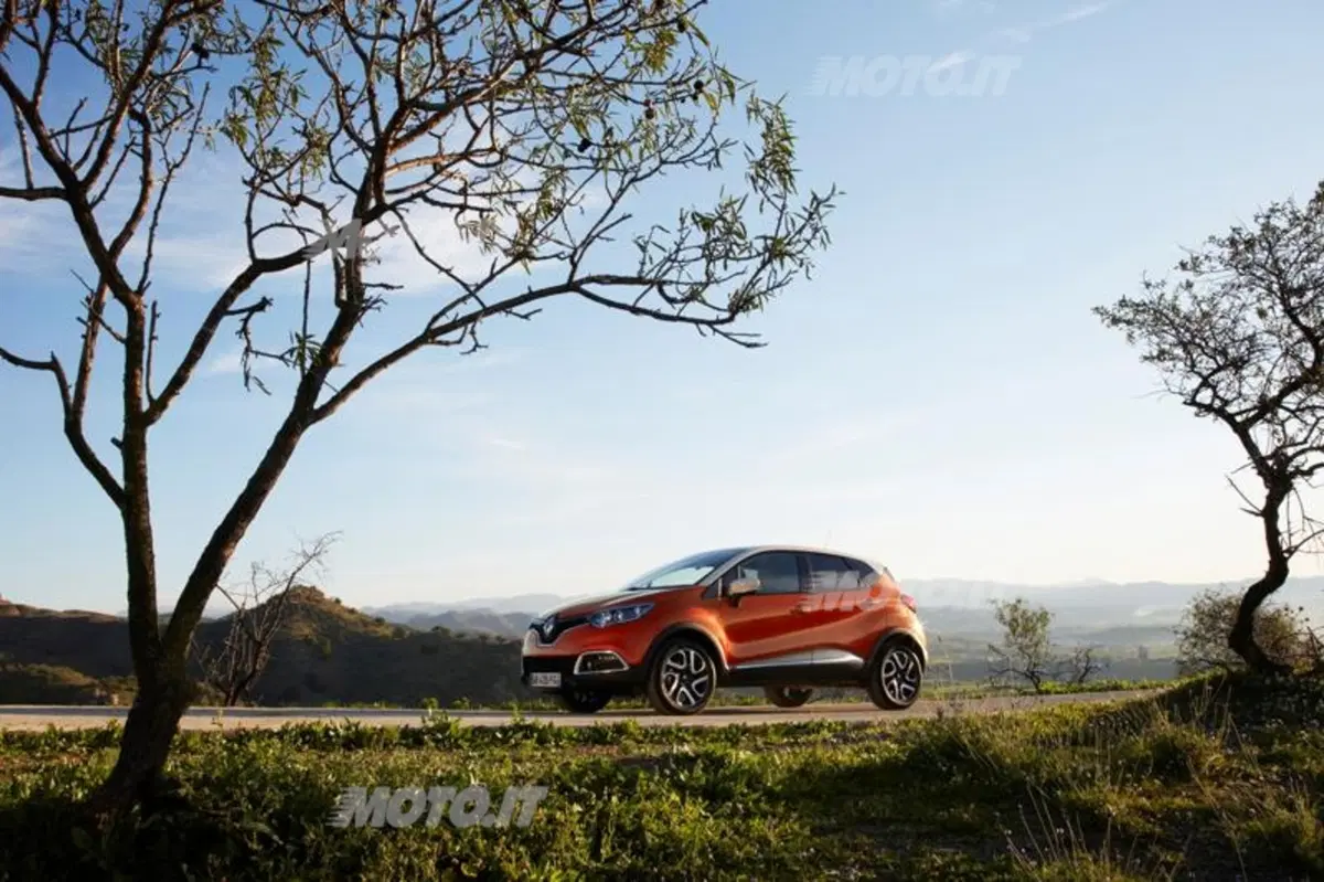 Renault Captur: prime immagini ufficiali (3)
