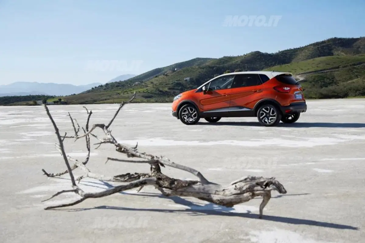 Renault Captur: prime immagini ufficiali (5)