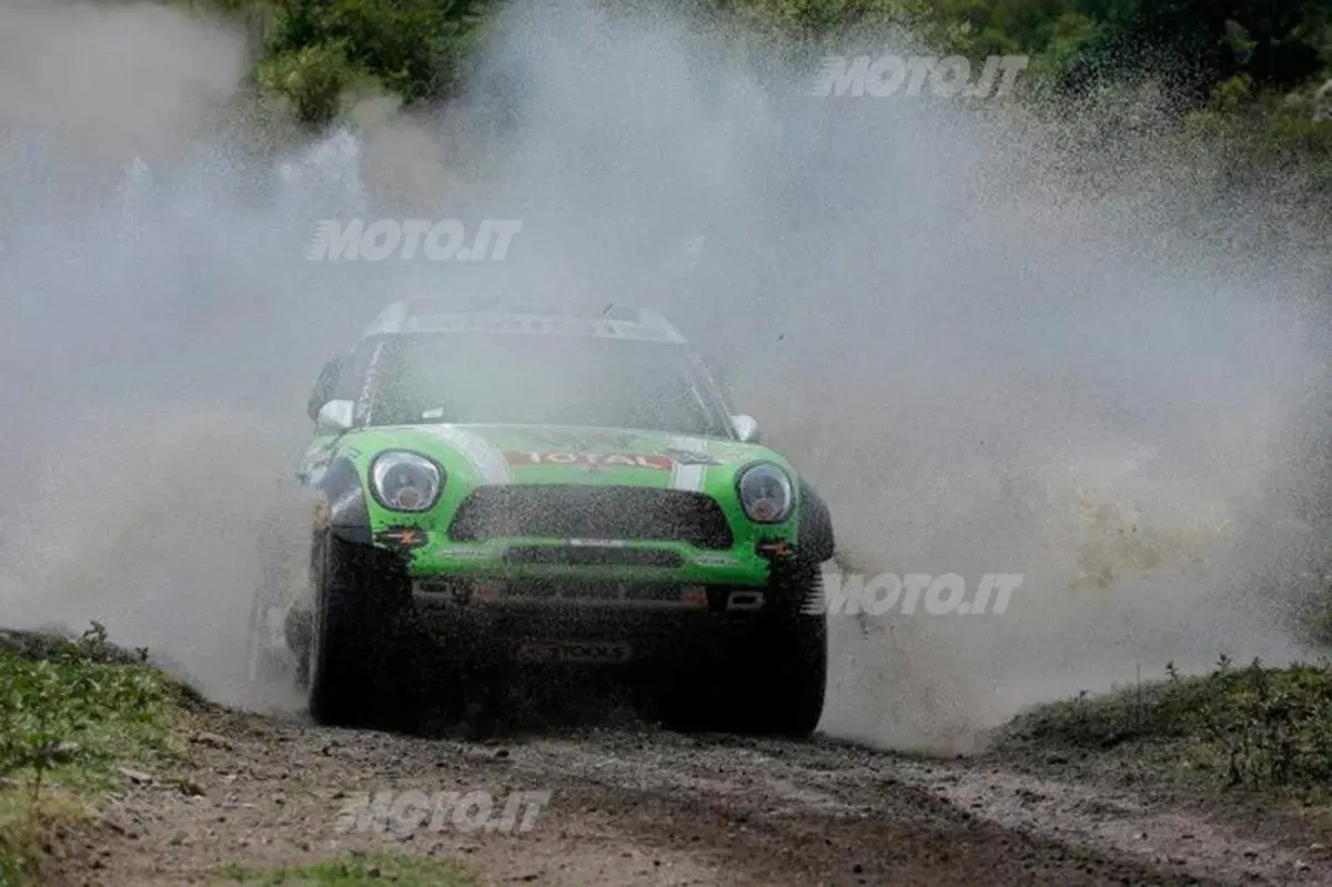 Dakar 2013 tappa 9. Vince Joan Roma, stop di Al-Attiya. Stephane Peterhansel (Mini) ormai solo e irraggiungibile al comando