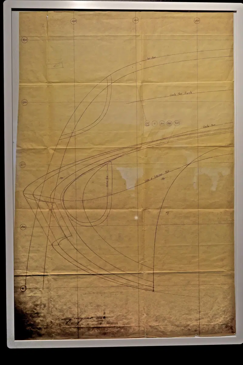 Giugiaro disegna ancora oggi come disegnava sessant'anni fa :preziosi quadri, bozzetti e disegni tecnici sono esposti alla mostra del Mauto. Un vero tesoro per appassionati e addetti al settore