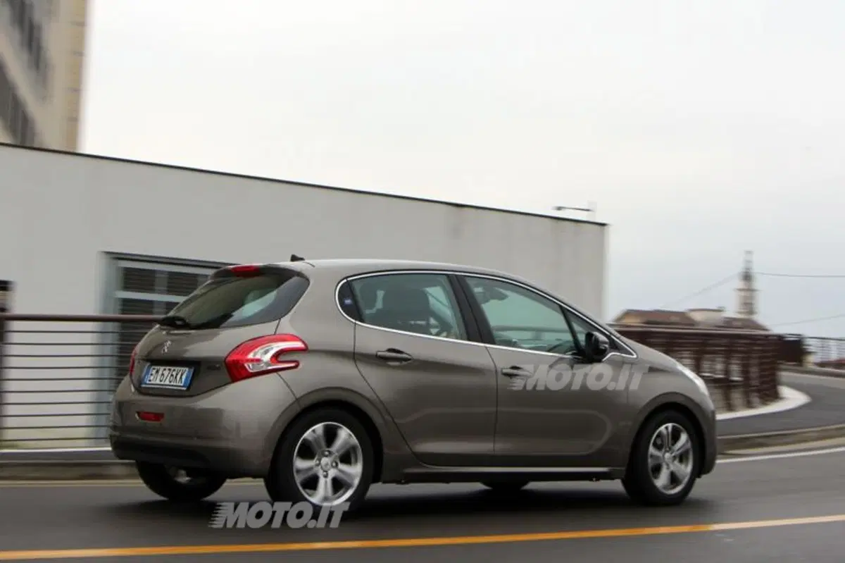 Peugeot 208 1.2 VTi (4)