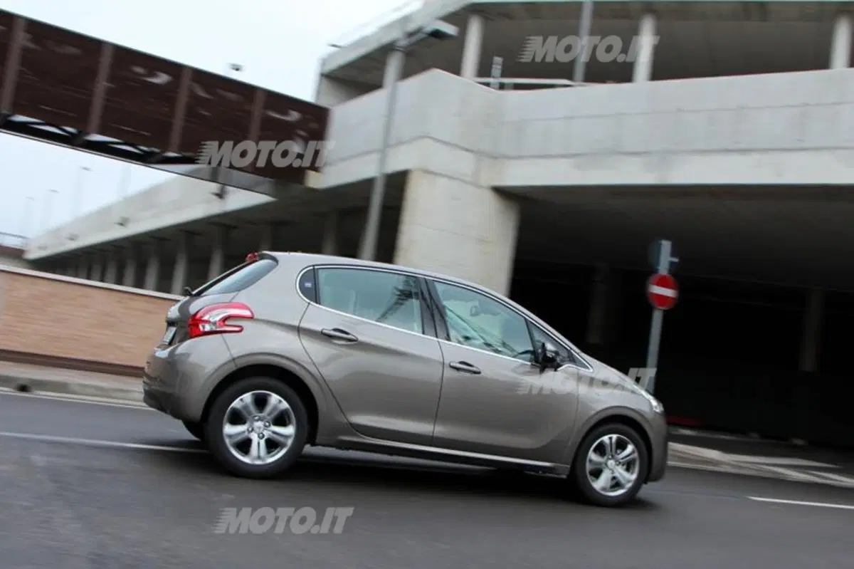 Peugeot 208 1.2 VTi (6)