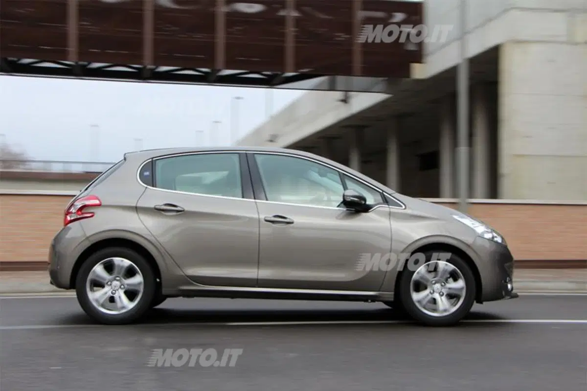 Peugeot 208 1.2 VTi (21)