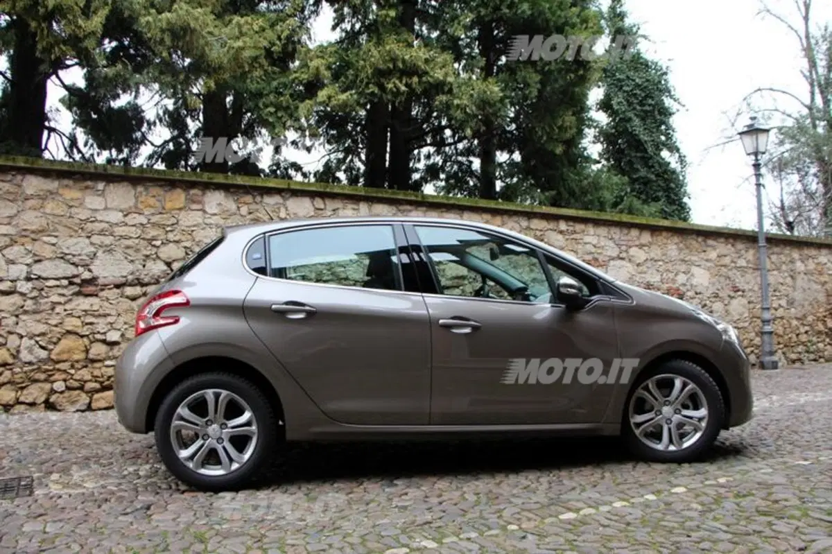 Peugeot 208 1.2 VTi (25)