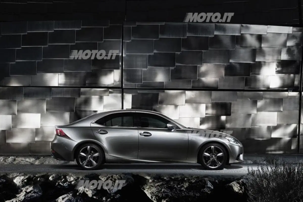 Lexus IS Hybrid: ecco la versione per l’Europa (4)