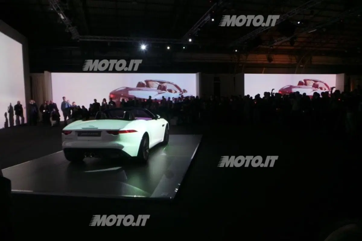 Jaguar F-Type: presentata a Milano la sportiva britannica (2)