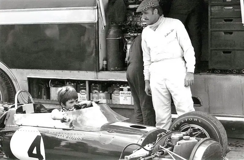 Il piccolo Hill nella Lotus di pap&agrave; non sa che diverr&agrave; anch'egli campione del mondo