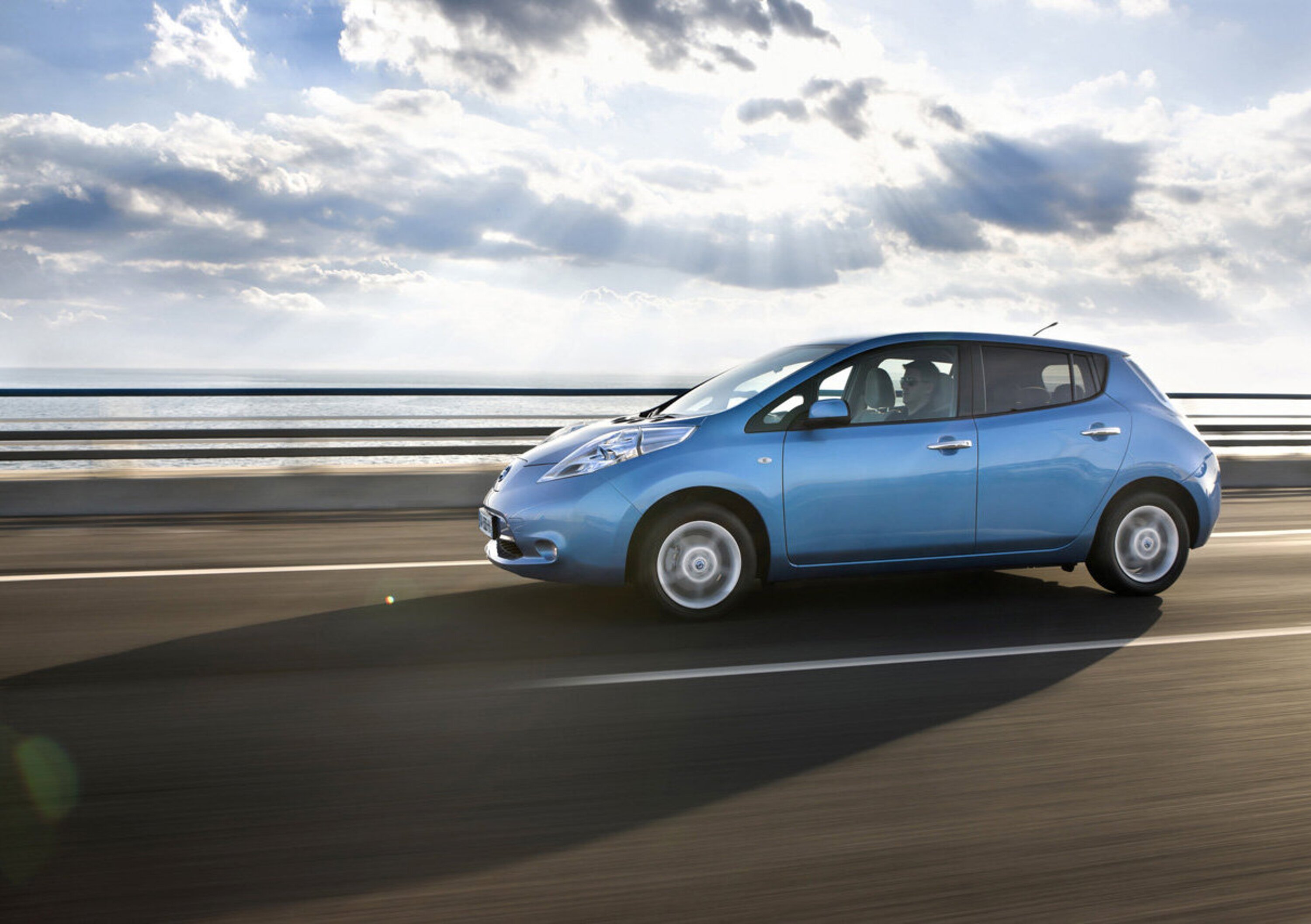 Nissan Leaf: adesso costa 3.000 euro in meno