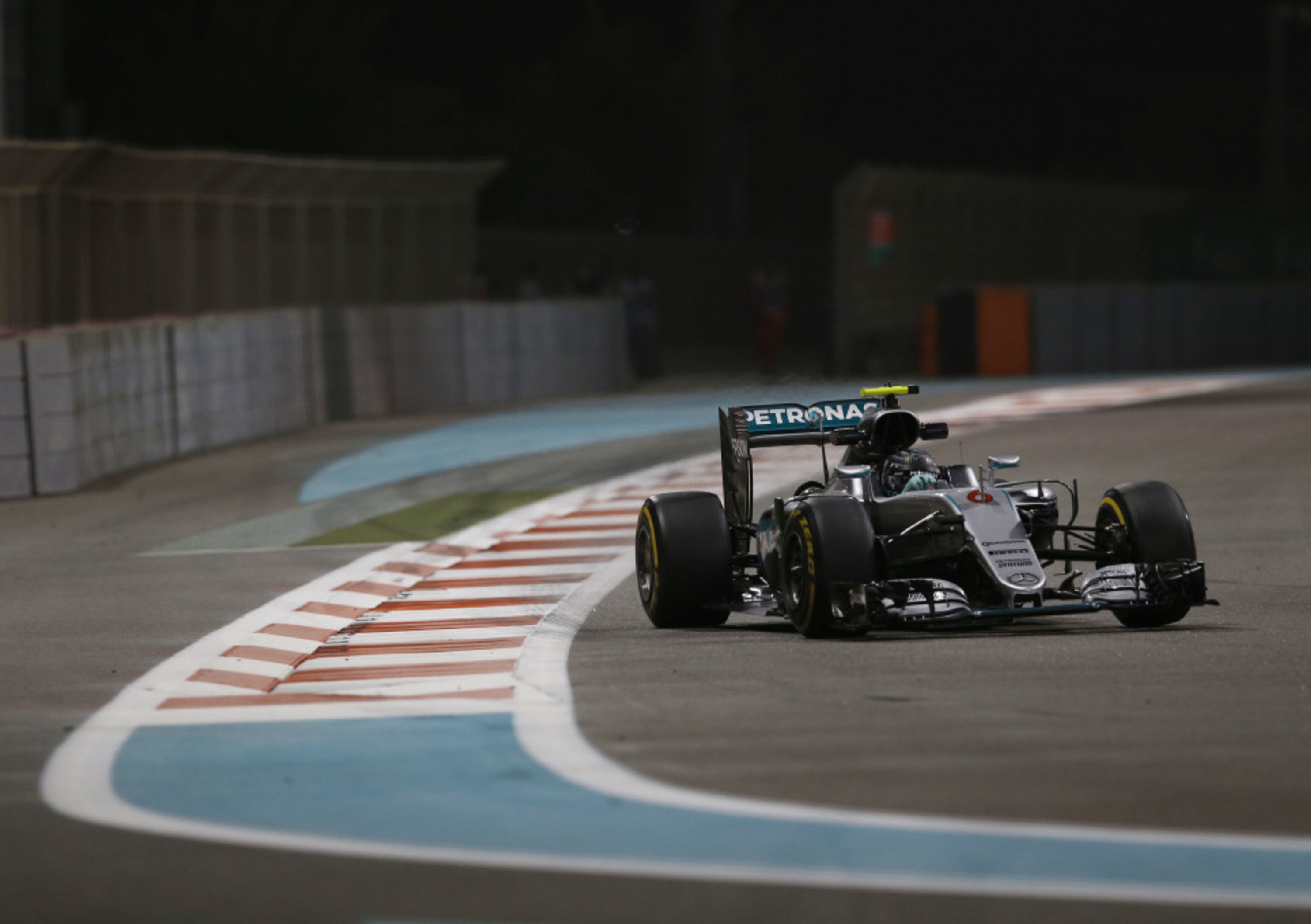 F1, Gp Abu Dhabi 2016: Hamilton vince, ma non basta. Rosberg &egrave; campione del mondo