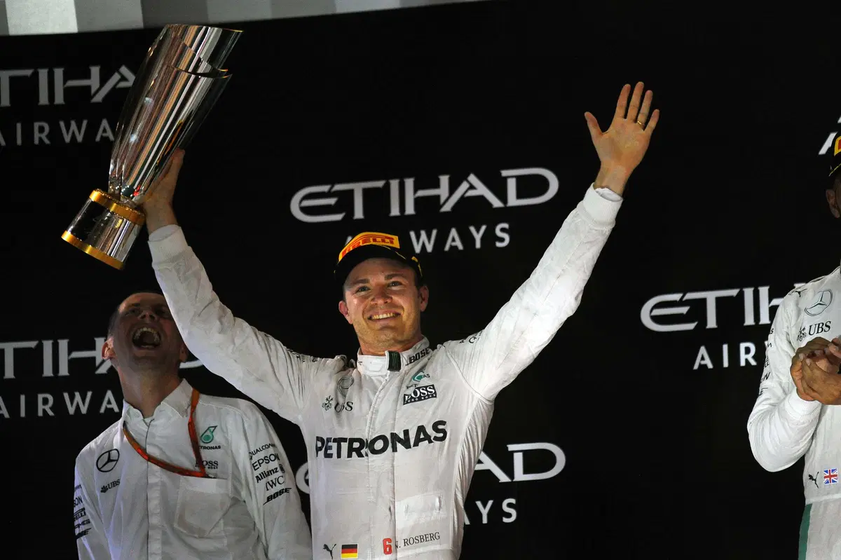 F1, Gp Abu Dhabi 2016: Hamilton vince, ma non basta. Rosberg è campione del mondo