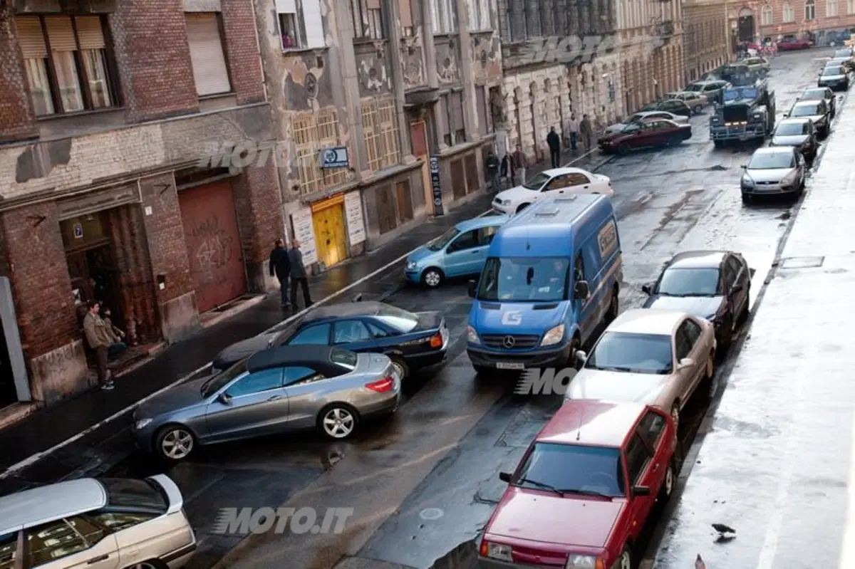 Die Hard - Un buon giorno per morire: 14 Mercedes-Benz per Bruce Willis (3)